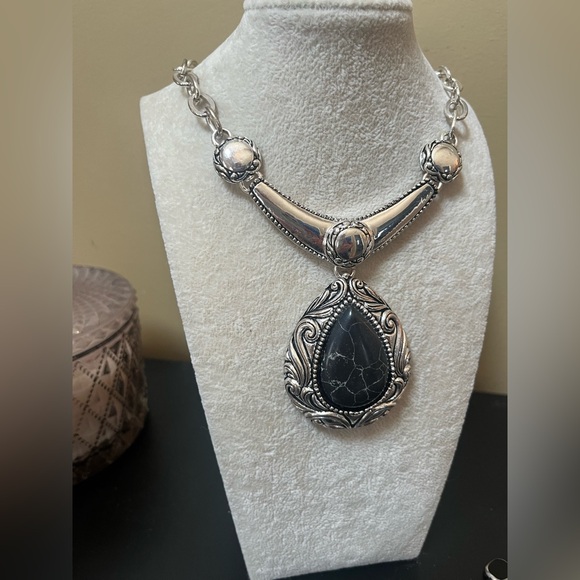 Elegant Silver and Black Pendant Necklace Vintage - Picture 7 of 9